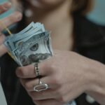 Arti Mimpi Menghitung Uang, Pertanda Rezeki atau Kekhawatiran?