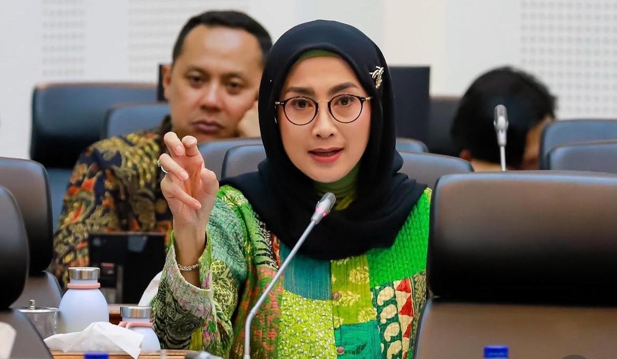 Daftar Lengkap Mantan Suami Desy Ratnasari Kisah Cinta Sang Aktris Cantik