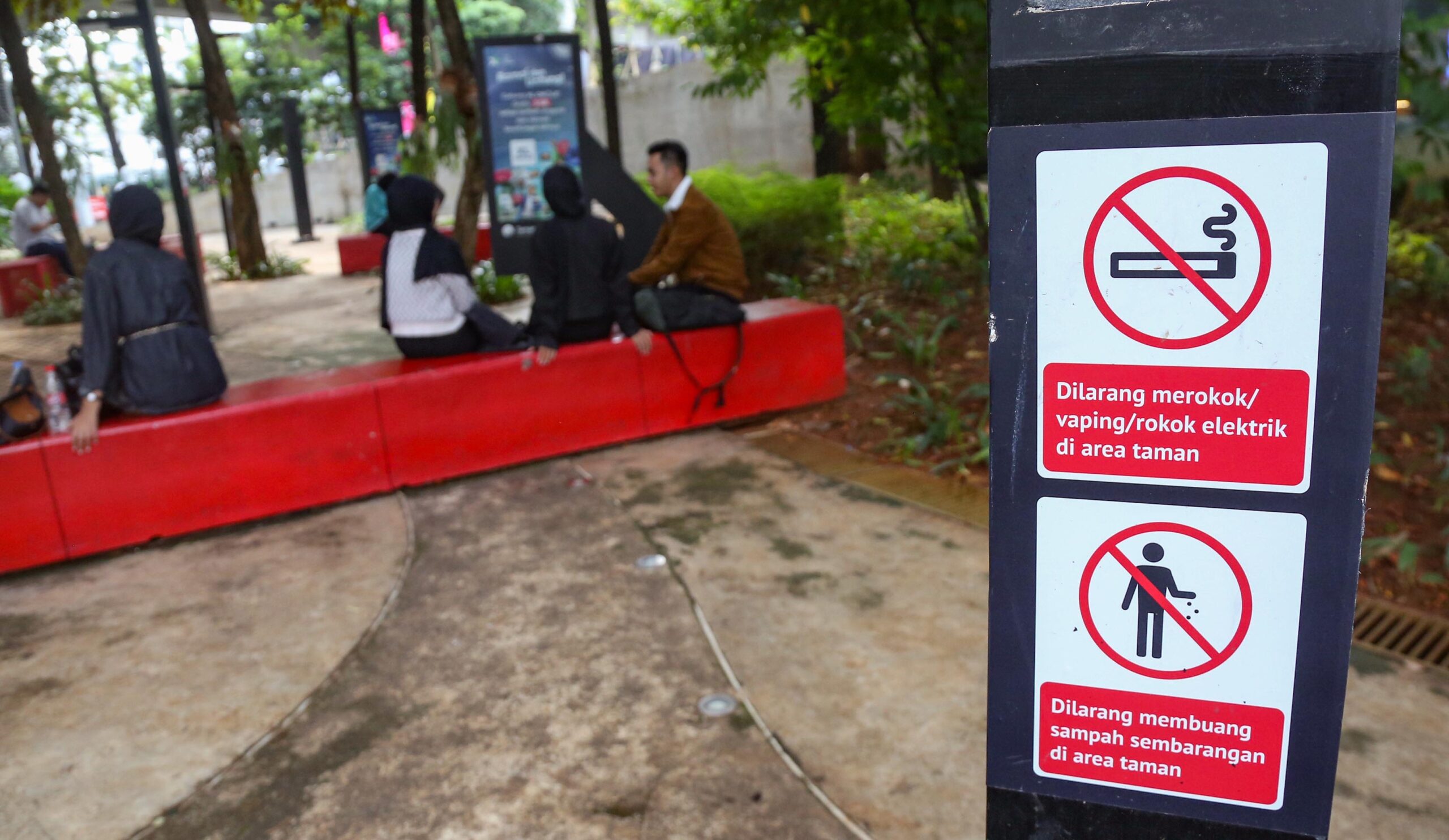 Pansus Sepakati Denda Rp250 Ribu Bagi yang Merokok Sembarang di DKI