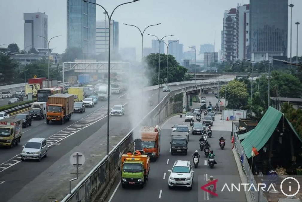 Kabut Air Disemprotkan di Jalan Fatmawati-TB Simatupang untuk Tekan Polusi Udara