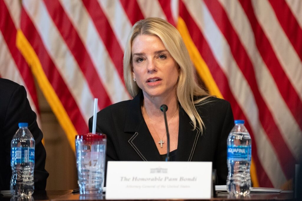 Trump Desak Jaksa Agung Pam Bondi Selidiki Lawan Politiknya