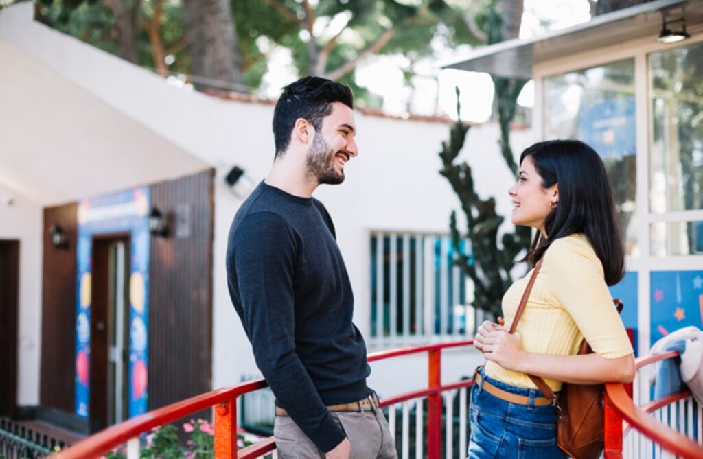 Arti Friendly dalam Cinta Mengapa Sikap Ramah Bisa Membingungkan Hati