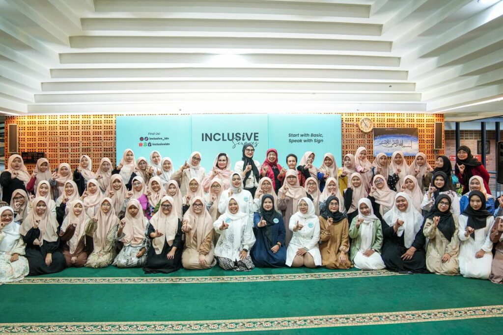 Angkie Yudistia Peringati Hari Bahasa Isyarat Internasional Bersama Santriwati Pesantren Tahfiz Difabel KH Lutfi