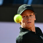 Jannik Sinner Lolos Dramatis, Swiatek Mulus di Tiongkok Terbuka 2025