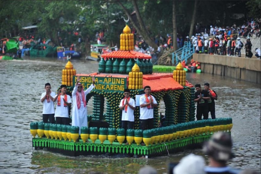 43 Perahu Botol Plastik Bekas Arungi Ciliwung Jaksel, Ini Penampakannya