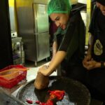 Azia Riza Jadi Helper di Restoran Sambel Seruit