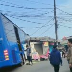 Bus Transjakarta Tabrak Kios Pedagang di Cakung, 6 Orang Terluka