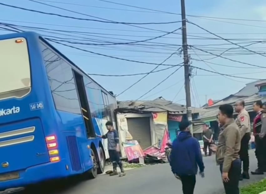 Bus Transjakarta Tabrak Kios Pedagang di Cakung, 6 Orang Terluka
