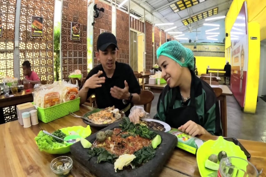 Dibilang Bikin Buntung, Azia Riza Ngulek Sambel Sampai Jadi