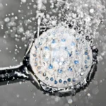 Bahaya Bawa Ponsel ke Kamar Mandi: Risiko Kesehatan yang Tak Terduga