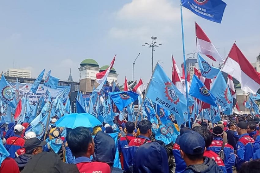 Jalan Gatot Subroto Arah Slipi Tersendat Imbas Demo Buruh di Depan DPR