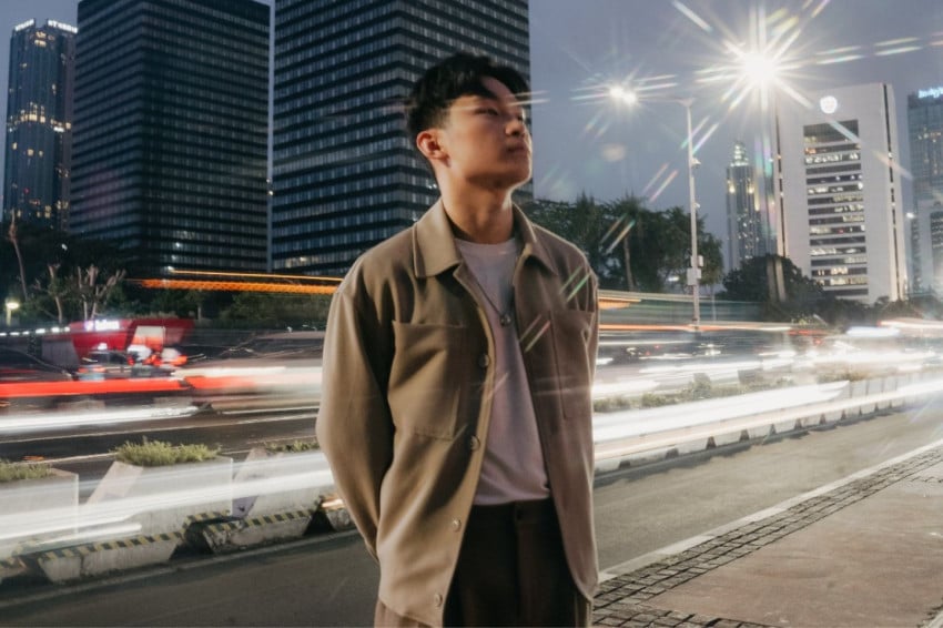 Samuel Cipta Berhasil Hipnotis para Pendengar Lewat Lagu Senja Sudut Kota