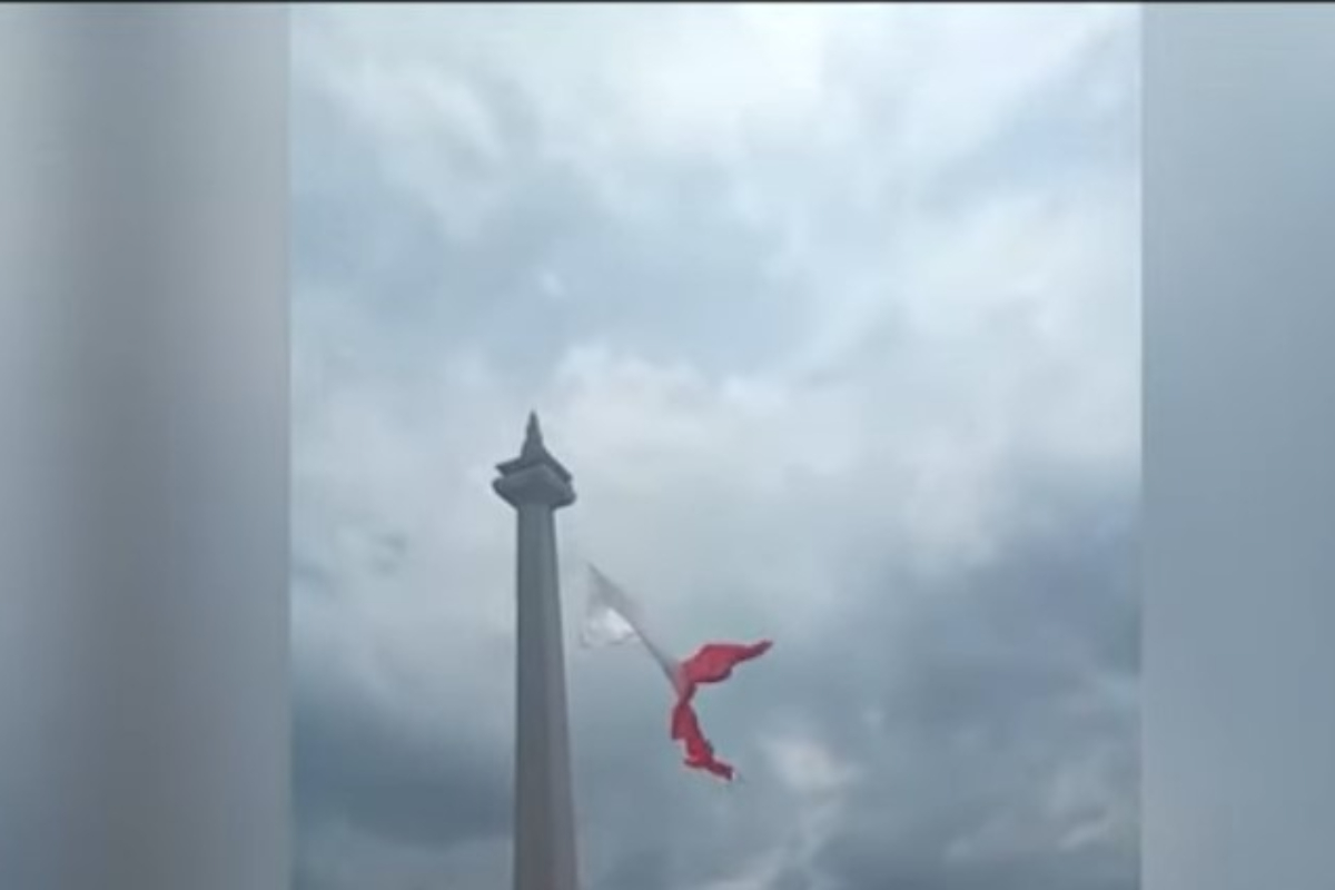 Soal Insiden Bendera Merah Putih Robek di Monas, TNI Bahan Kain Kurang Bagus
