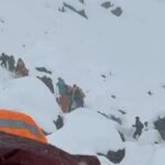 1.000 Pendaki Terjebak Saat Badai Salju Terjang Gunung Everest di Tibet