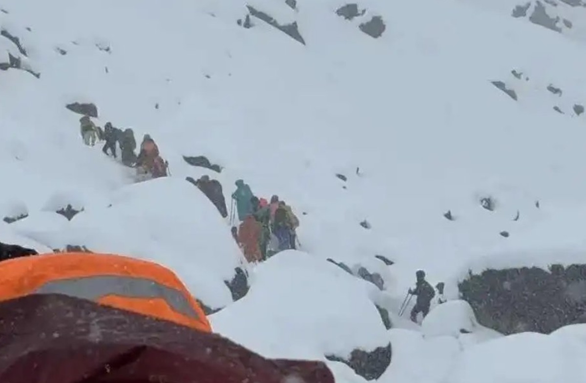 1.000 Pendaki Terjebak Saat Badai Salju Terjang Gunung Everest di Tibet