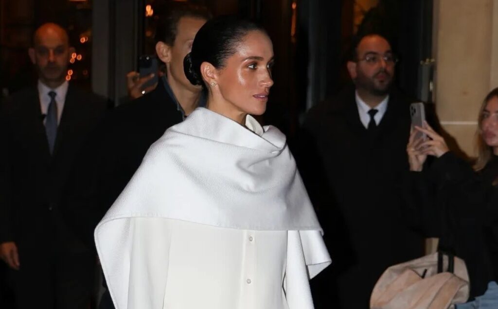 Meghan Markle Tampil Anggun di Paris Fashion Week, Dukung Kreatif Direktur Baru Balenciaga