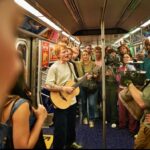 Ed Sheeran Tampil di Netflix One Shot, Nyanyi di Kereta dan Jalanan New York