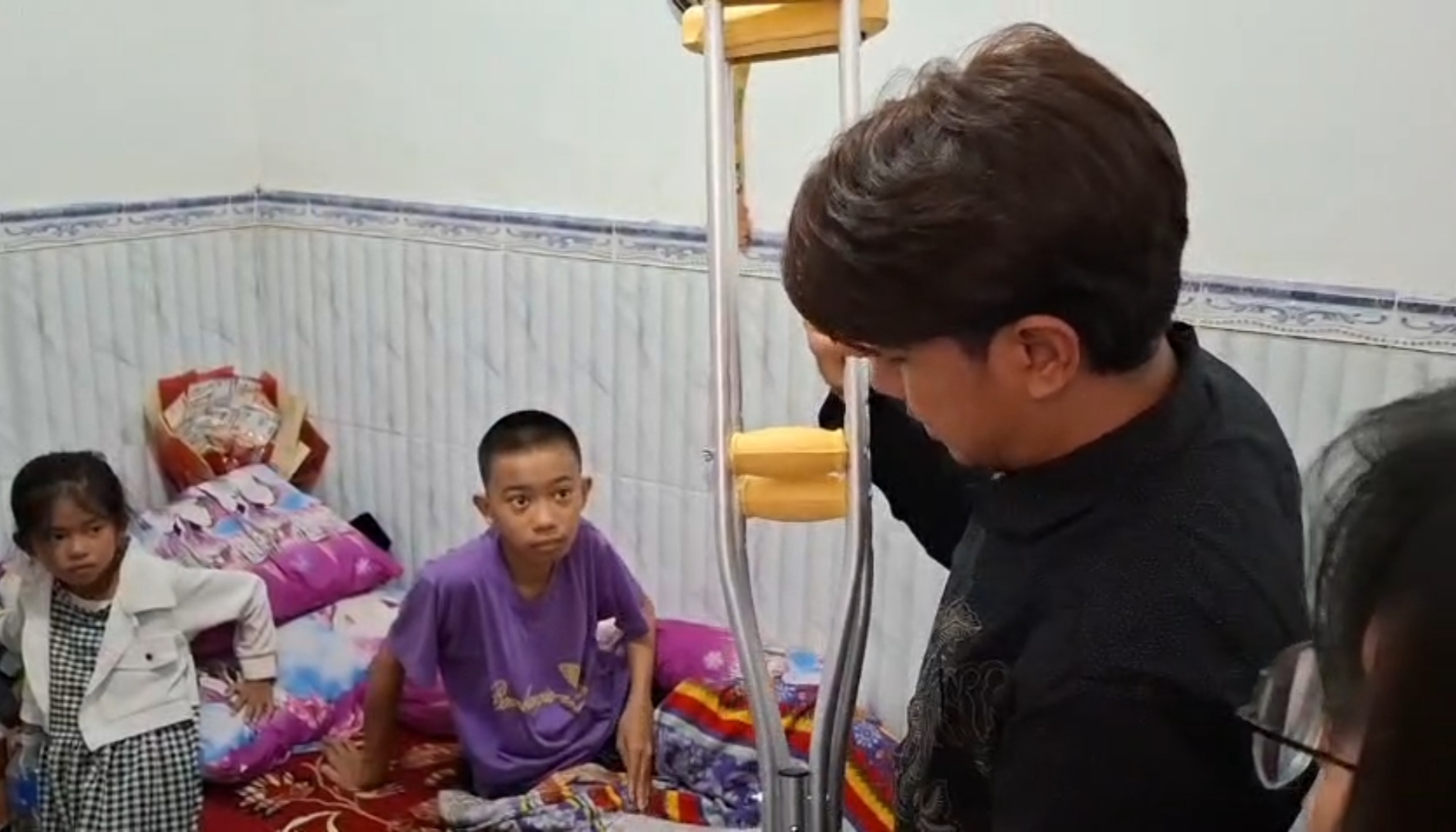 Santri Korban Ponpes Al Khoziny Terima Alat Bantu Jalan, Kaki Palsu Menunggu Pengukuran