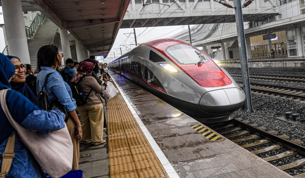 Pemerintah Matangkan Proyek Kereta Cepat JakartaSurabaya