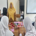 Dedikasi Guru Eti Karwati Mendidik Anak Berkebutuhan Khusus di SLB Triguna Subang
