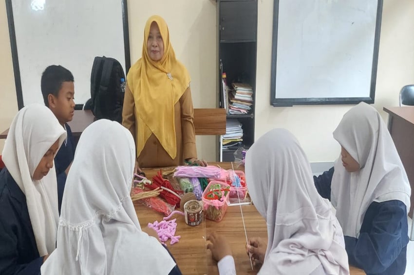Dedikasi Guru Eti Karwati Mendidik Anak Berkebutuhan Khusus di SLB Triguna Subang