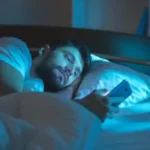 Dampak Buruk Main Ponsel Sebelum Tidur untuk Kesehatan