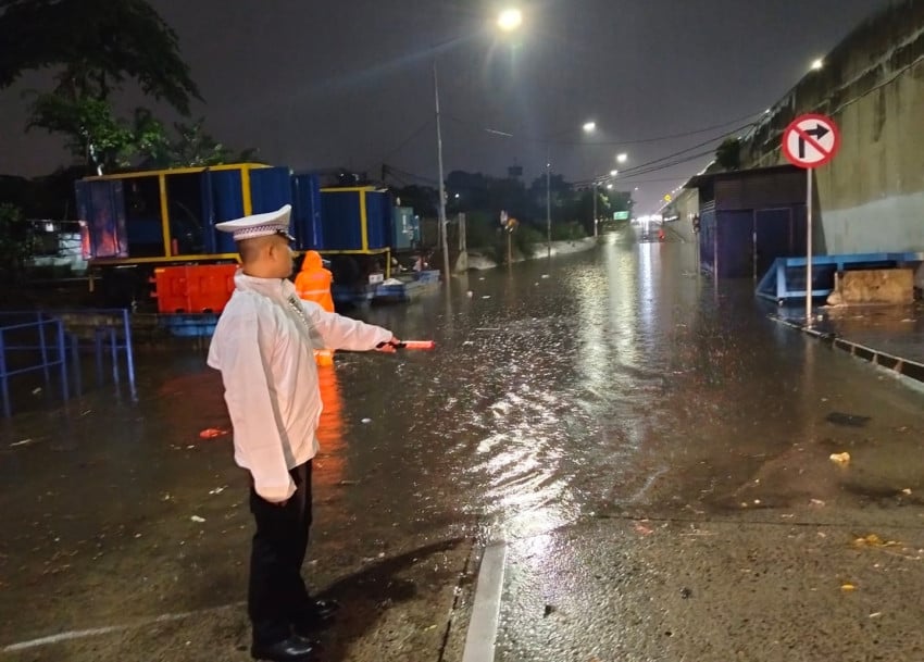 Imbas Banjir, Pintu Keluar Tol Meruya Srengseng Ditutup Sementara
