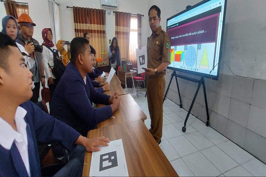 Papan Interaktif Digital di SLB Triguna Bantu Siswa Berkebutuhan Khusus Akses Teknologi