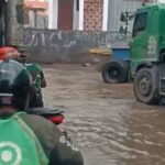 Tanggul di Sunda Kelapa Jebol, Arus Lalu Lintas di Penjaringan Macet Parah