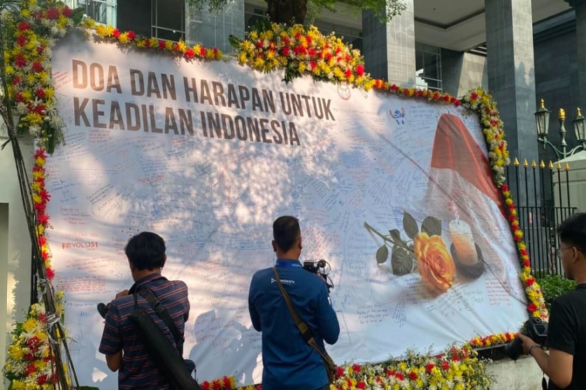 Suasana Jelang Putusan Nadiem, Polisi Berjaga, Papan Dukungan, hingga Mitra Gojek Padati PN Tipikor