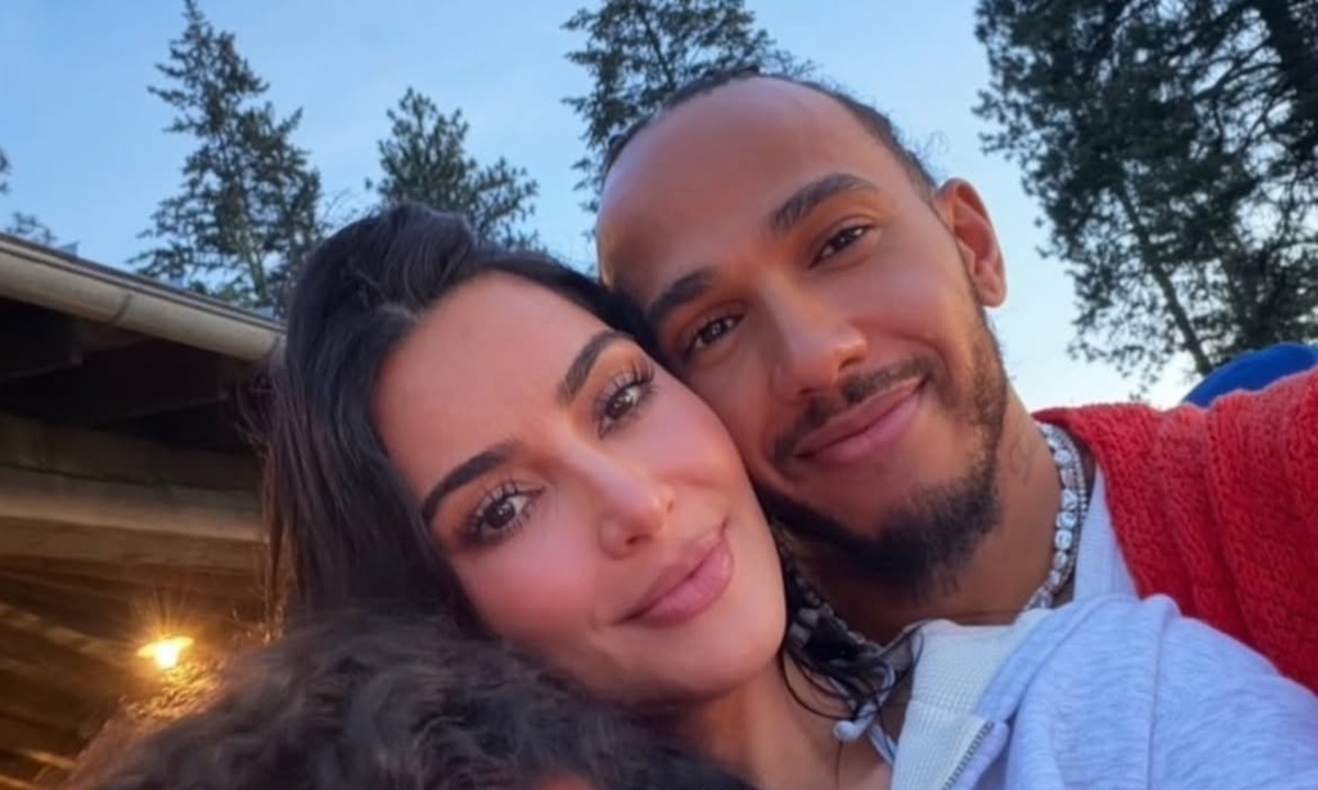 Lewis Hamilton Pamerkan Kemesraan dengan Sang Kekasih, Kim Kardashian