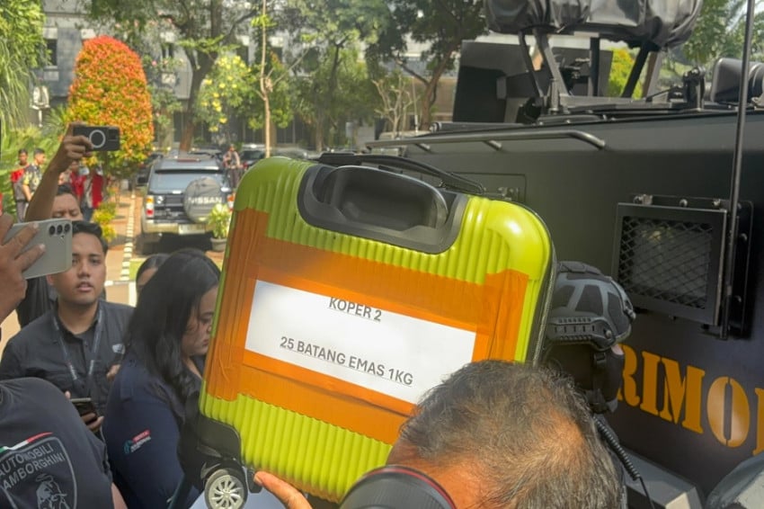 Penampakan Koper Berisi Emas Disita Polisi usai Geledah Rumah di Bogor